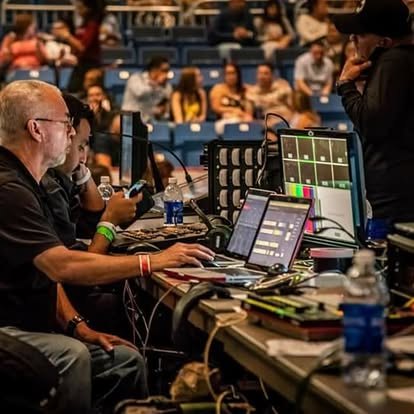 Live mix, full house.