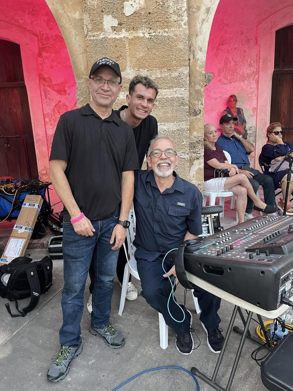 “Running sound here with Berty Rodríguez and Manny Vázquez Pérez.”